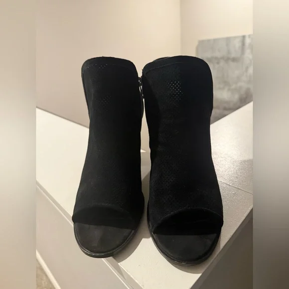 STEVE MADDEN Black Suede Perforated Ankle Boots w/ 4” Block Heel - Size 8-1/2 - Picture 7 of 13
